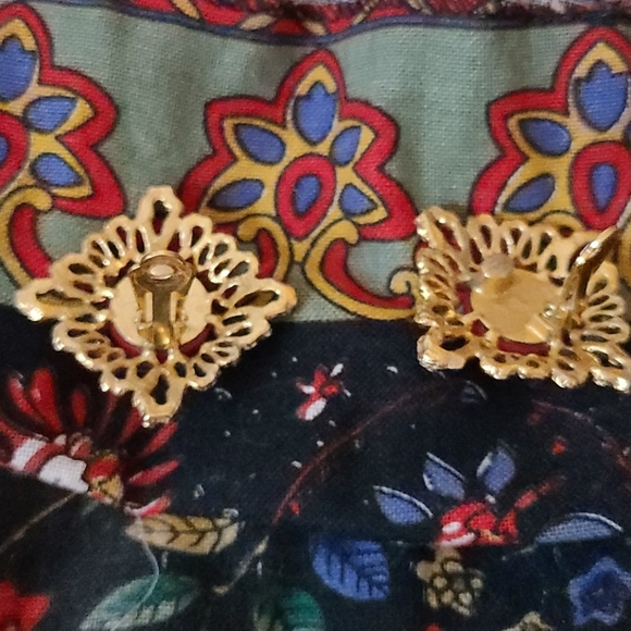 Fascinating Vintage Clip Earrings - Picture 4 of 7